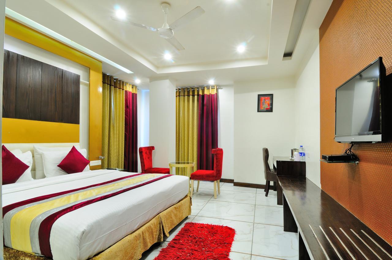 Le Benz - Free Airport Pick-up Hotel New Delhi