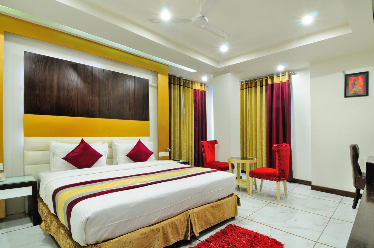 Le Benz - Free Airport Pick-up Hotel New Delhi
