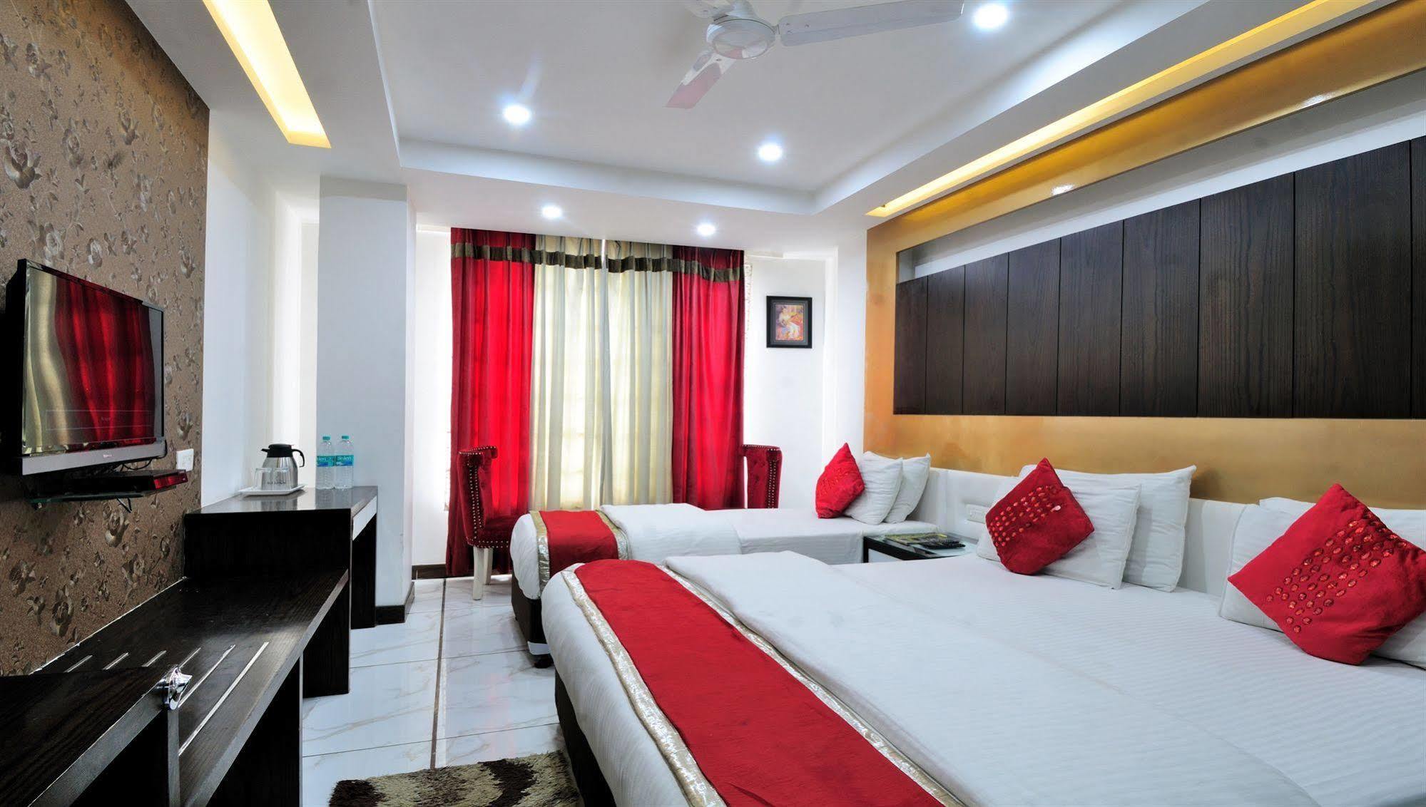 Le Benz - Free Airport Pick-up Hotel New Delhi