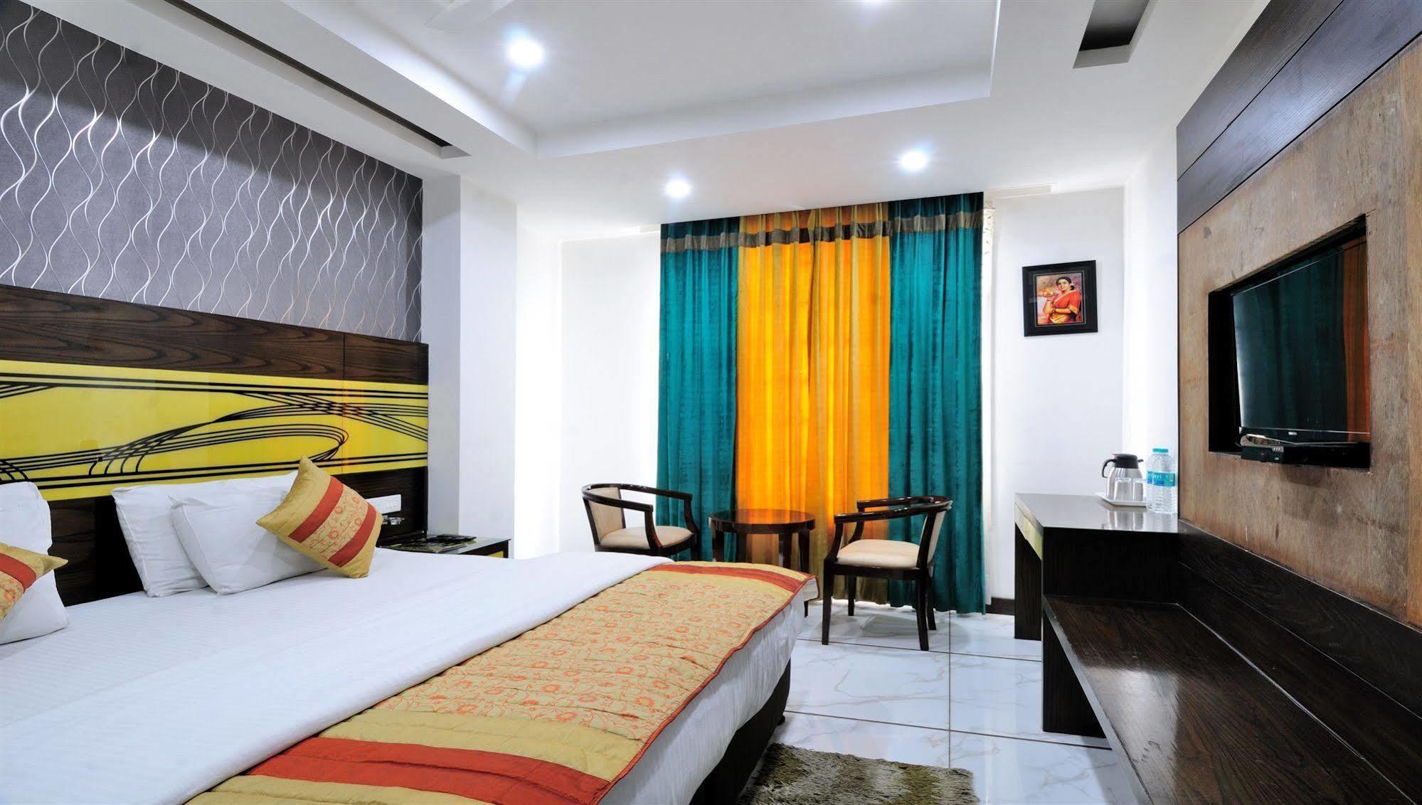 Hotel Le Benz - Free Airport Pick-up New Delhi