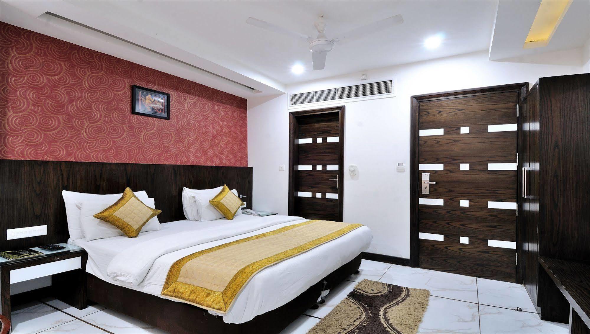 Le Benz - Free Airport Pick-up 3* New Delhi